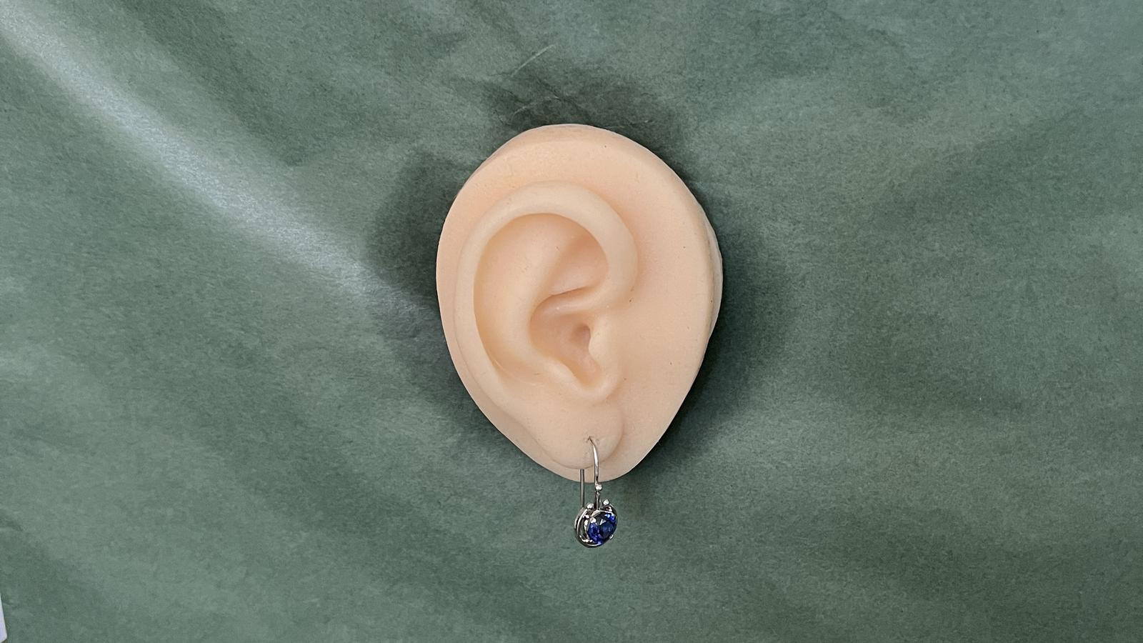 עגילי וינטאג תלויים משובצים קורונדום כחול, זהב 18K - מק"ט 60296