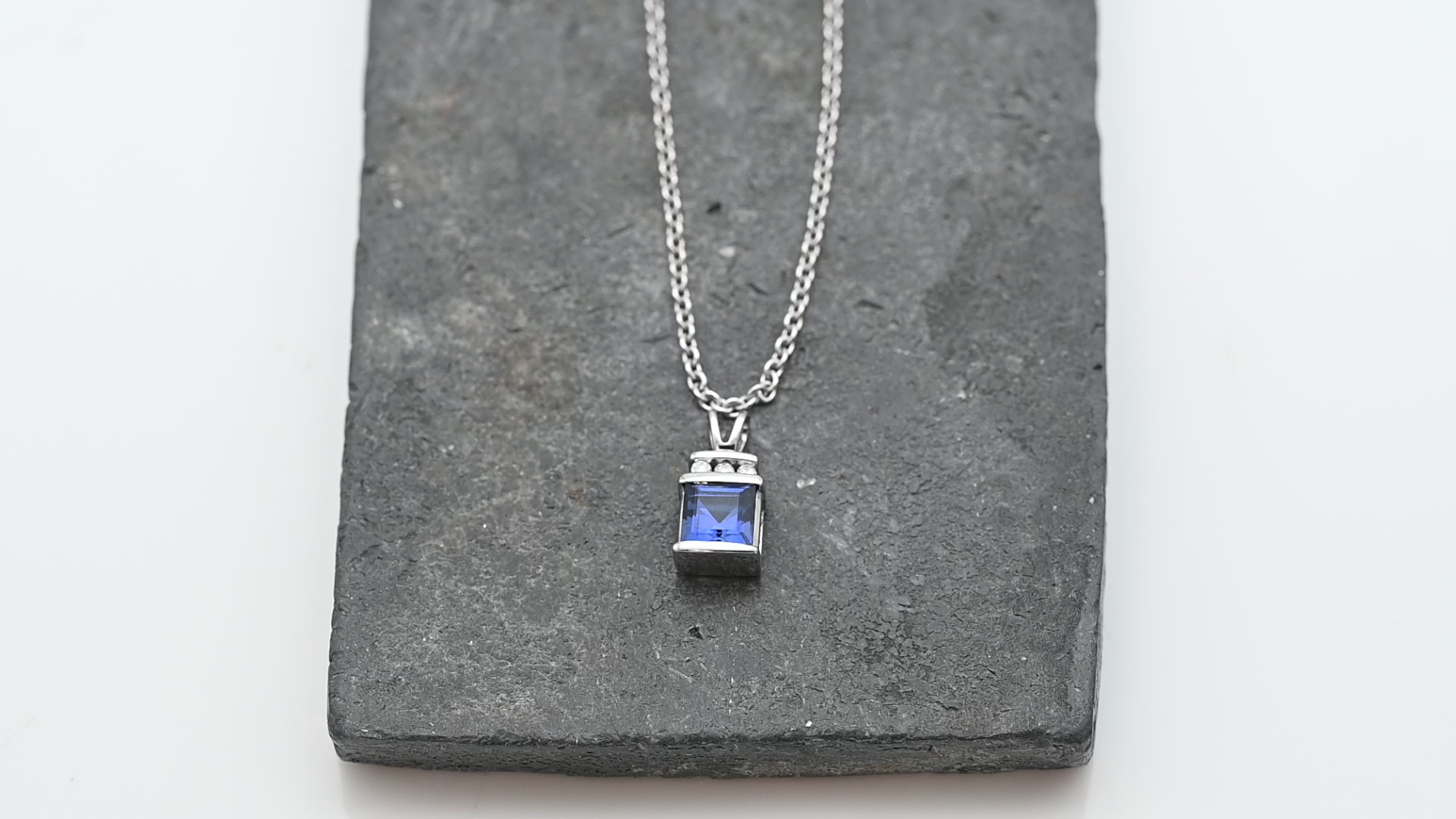 תליון סוליטר משובץ אבן חן בגוון כחול סגול ויהלומים, זהב 14K, תליון ללא שרשרת - מק"ט 60343