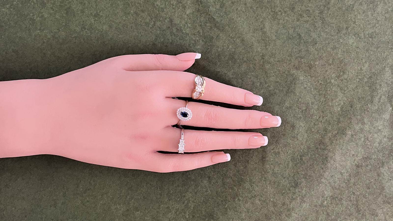 זוג טבעות משתלבות משובצות יהלומים, יהלום מרכזי כ 0.35 קראט - מק"ט 60414