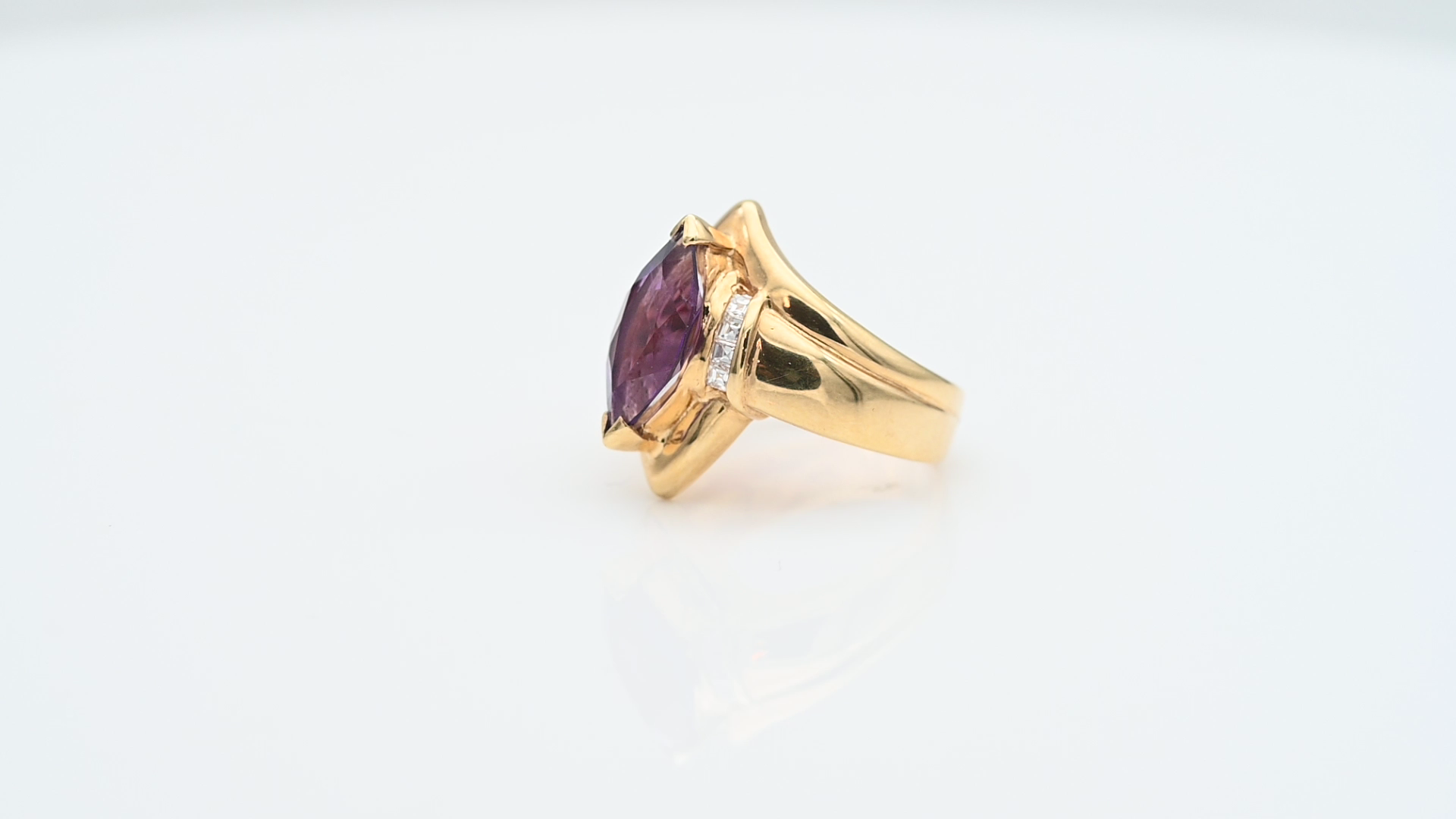 טבעת וינטג' משובצת אמטיסט בחיתוך מרקיזה ויהלומים מרובעים - מק"ט 60560, זהב 18K