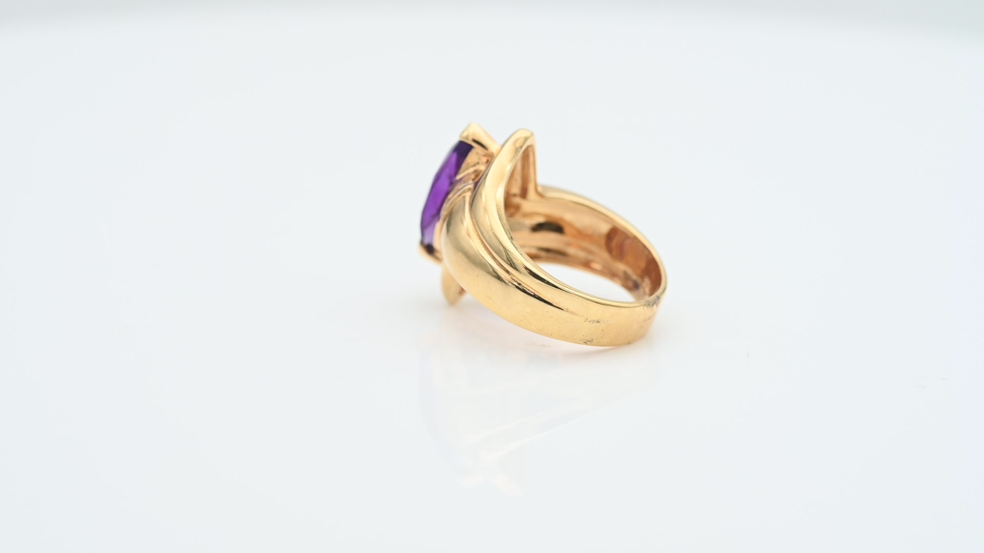 טבעת וינטג' משובצת אמטיסט בחיתוך מרקיזה ויהלומים מרובעים - מק"ט 60560, זהב 18K