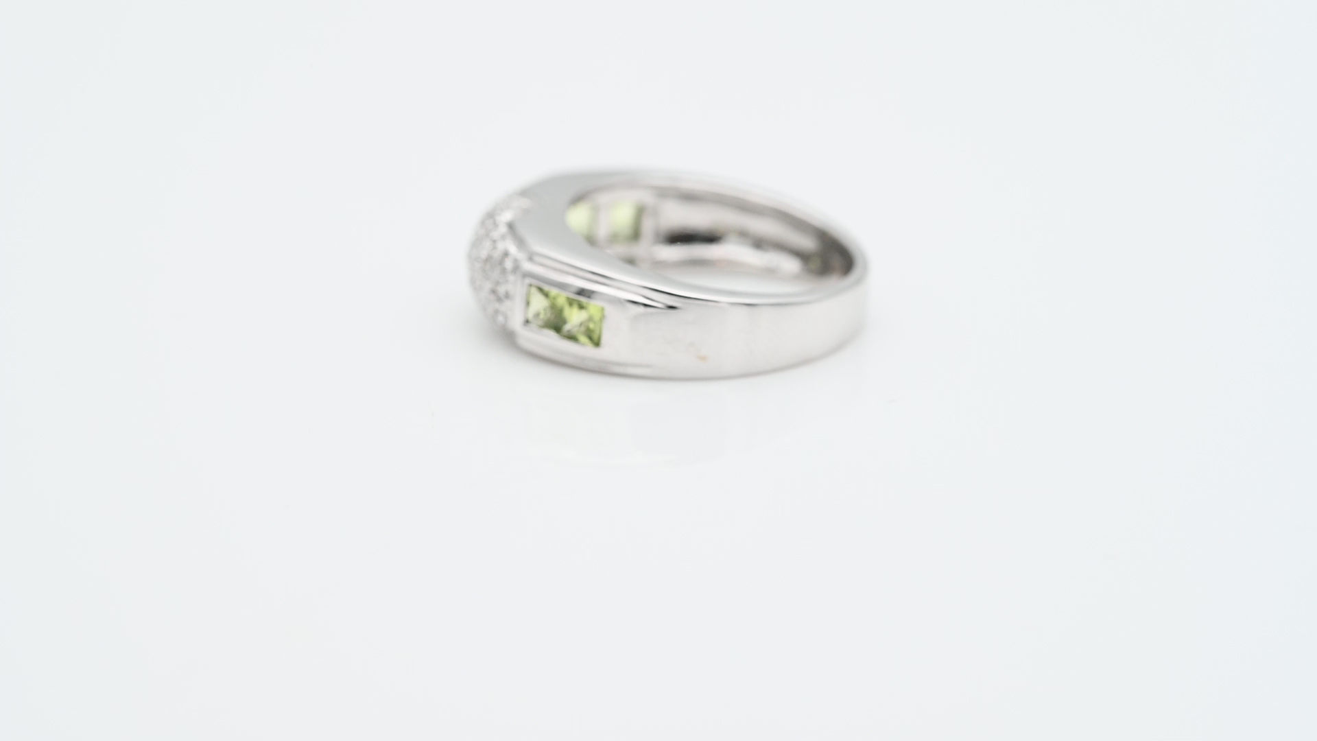 טבעת וינטג' משובצת אבני פרידוט ויהלומים - מק"ט 60582, זהב 18K