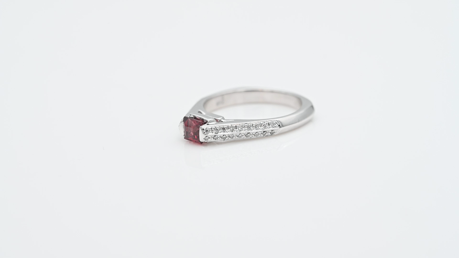 טבעת וינטג' משובצת גרנט  ויהלומים - מק"ט 60624, זהב 14K