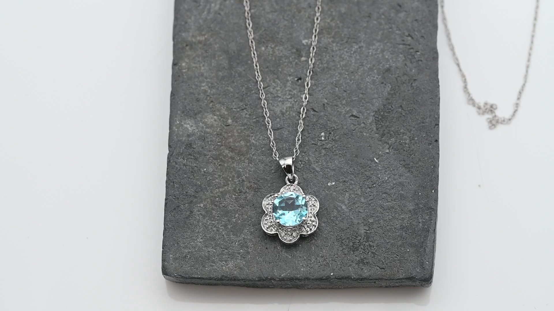 תליון פרח משובץ בלו טופז ויהלומים, כולל שרשרת - מק"ט 60691, זהב 10K