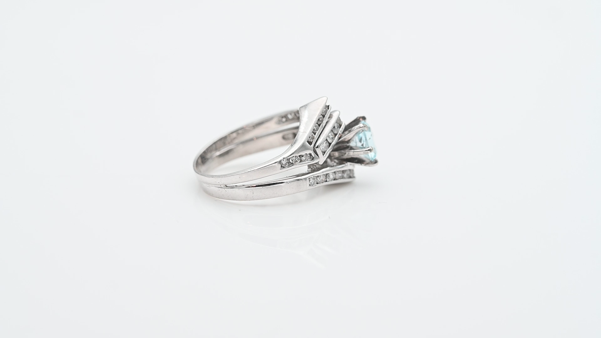 טבעת וינטג' משובצת בלו טופז במשקל 0.97 קארט ויהלומים - מק"ט 60734, זהב 14K