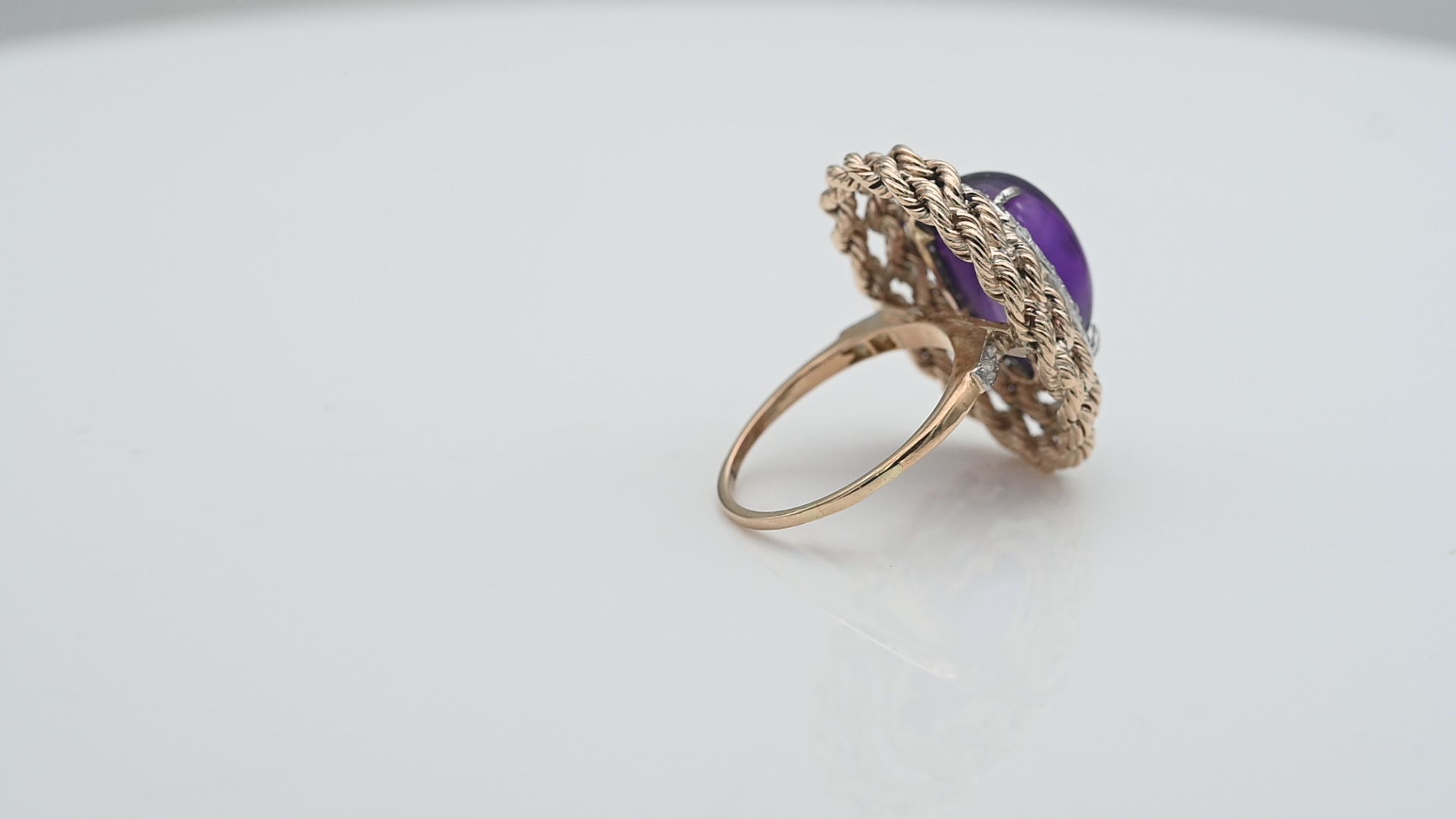 טבעת וינטג' משובצת אמטיסט בחיתוך קבושון ויהלומים בחיתוך ישן - מק"ט 60846, זהב 14K