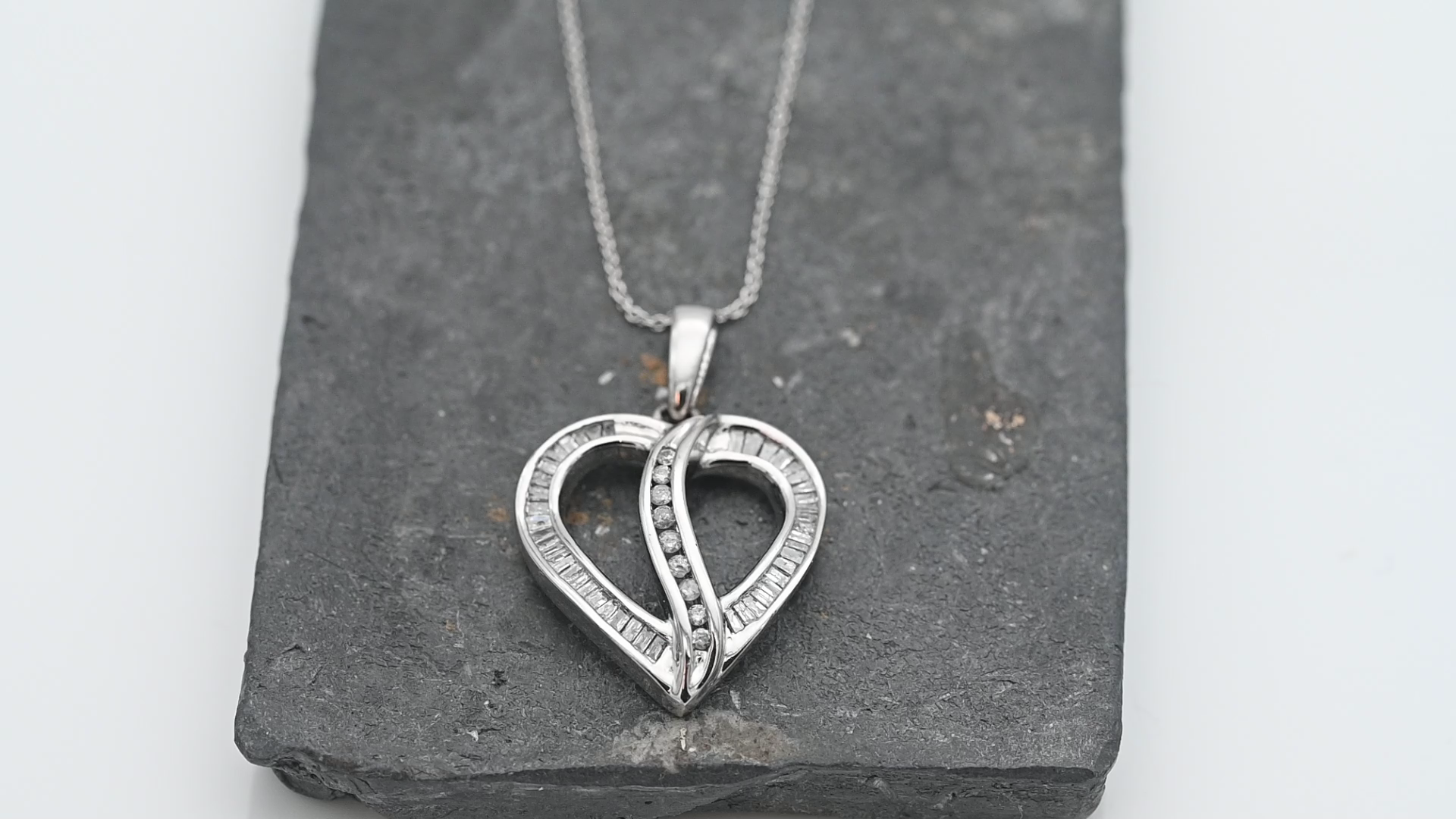 תליון לב משובץ יהלומים בחיתוך בגט ועגול, ללא שרשרת - מק"ט 60869, זהב 10K