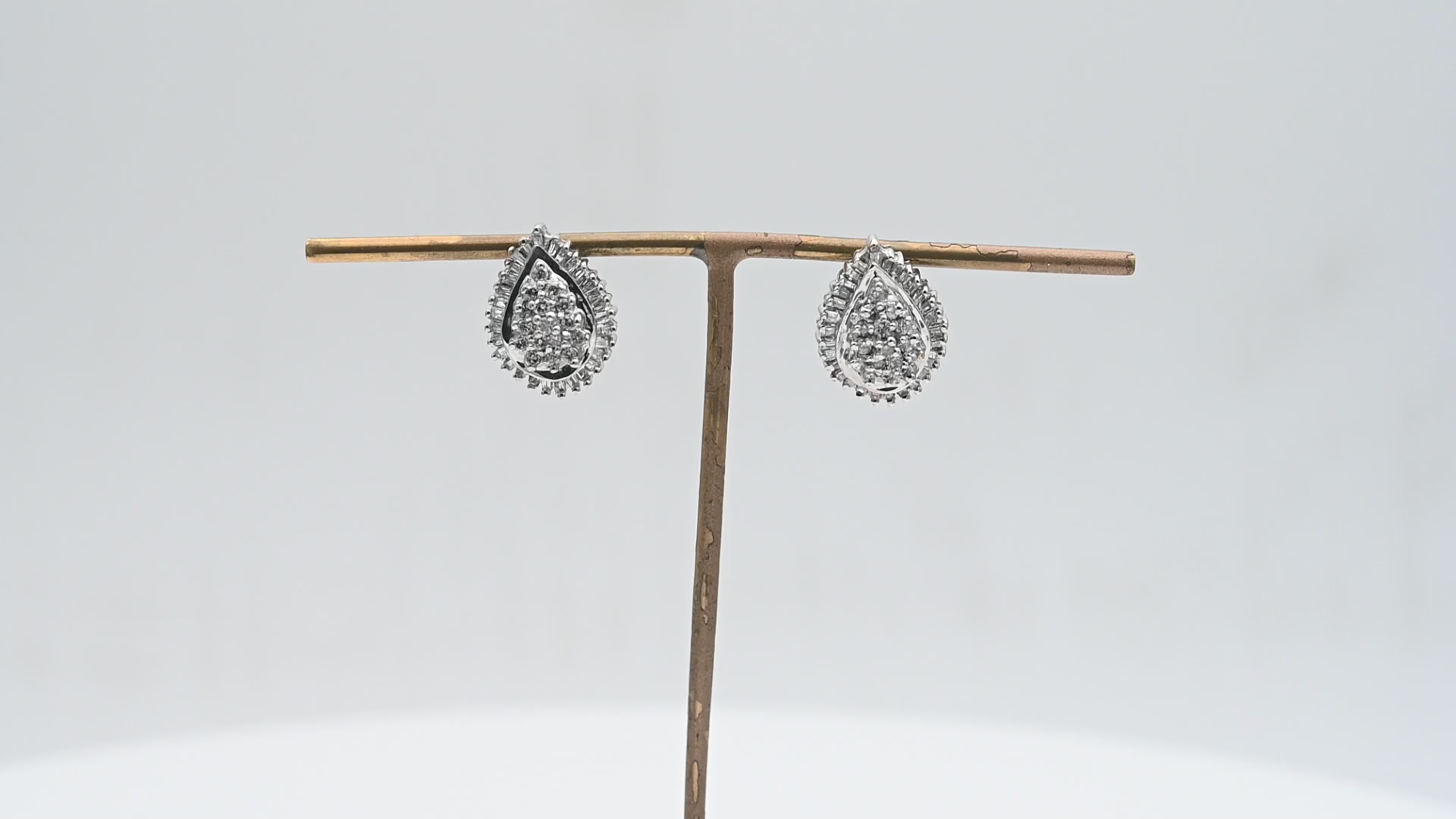 עגילי וינטאג בצורת טיפה משובצים יהלומים בחיתוך בגט ועגול - מק"ט 60877, זהב 10K