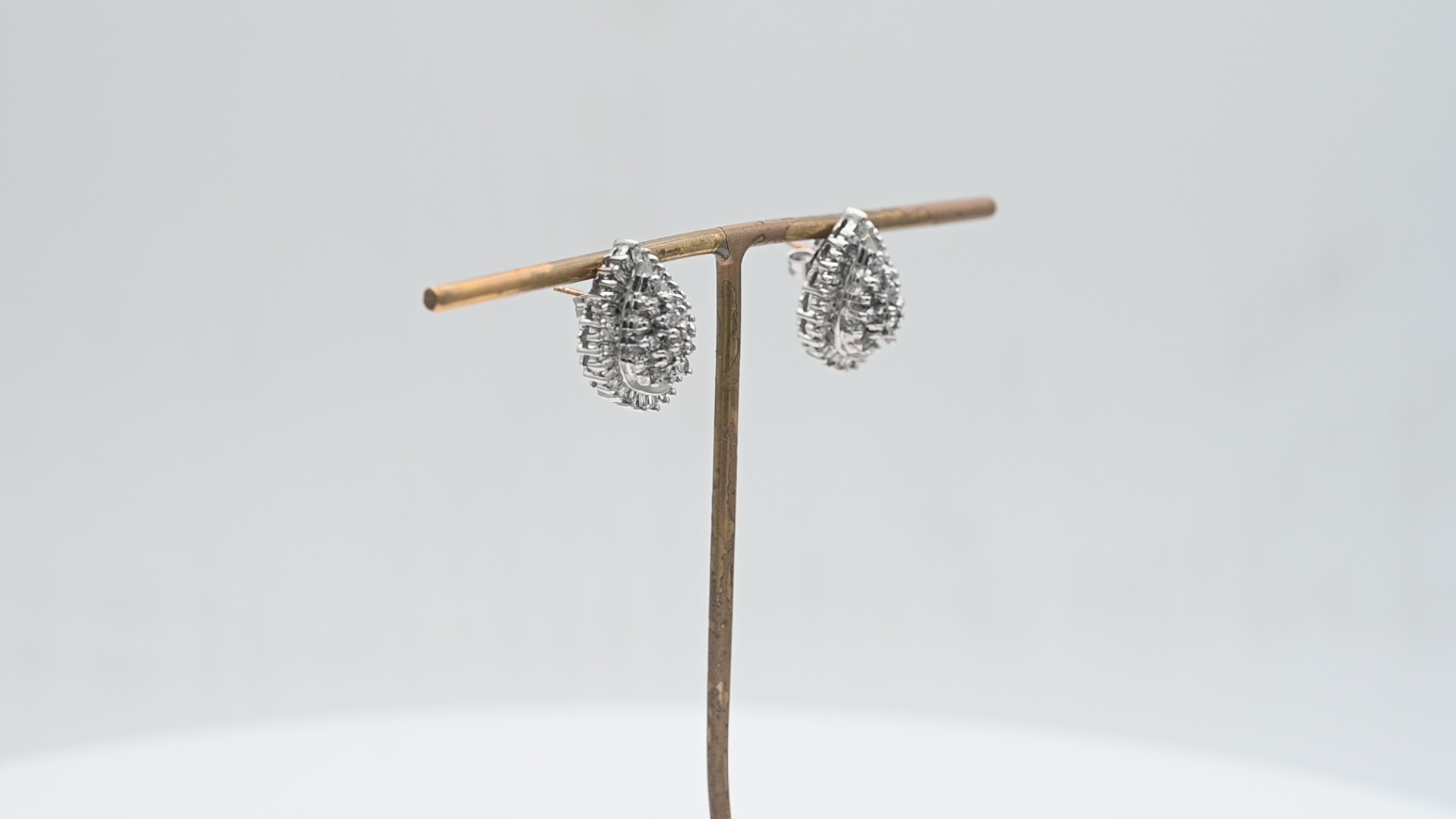 עגילי וינטאג בצורת טיפה משובצים יהלומים בחיתוך בגט ועגול - מק"ט 60877, זהב 10K