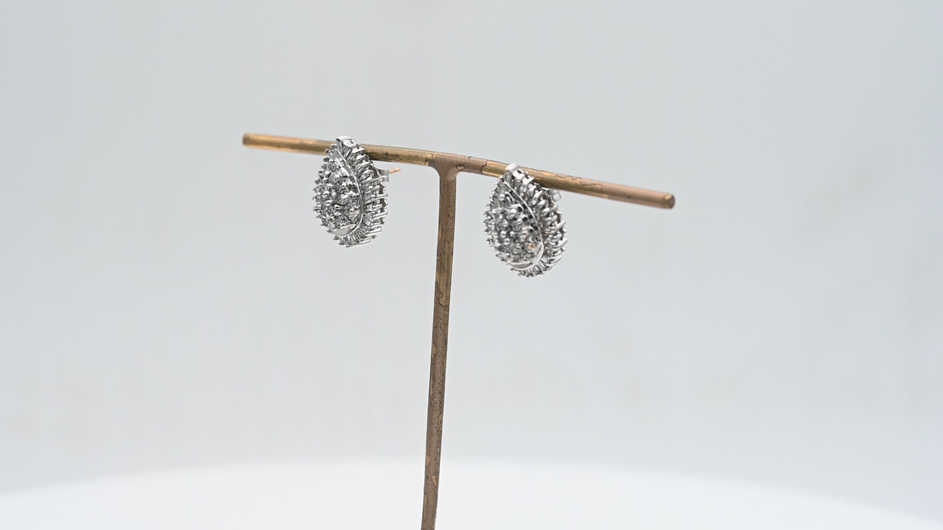 עגילי וינטאג בצורת טיפה משובצים יהלומים בחיתוך בגט ועגול - מק"ט 60877, זהב 10K