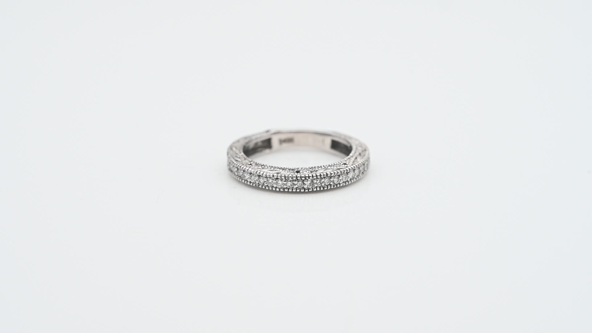 טבעת וינטאג עם פיתוחים בצדדים, איטרנטי משובצת יהלומים - מק"ט 60903, זהב 14K