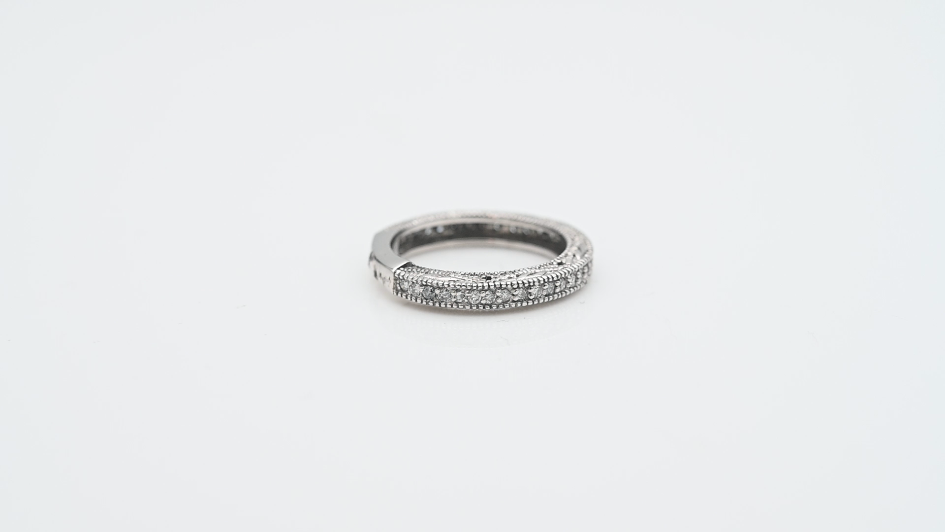 טבעת וינטאג עם פיתוחים בצדדים, איטרנטי משובצת יהלומים - מק"ט 60903, זהב 14K