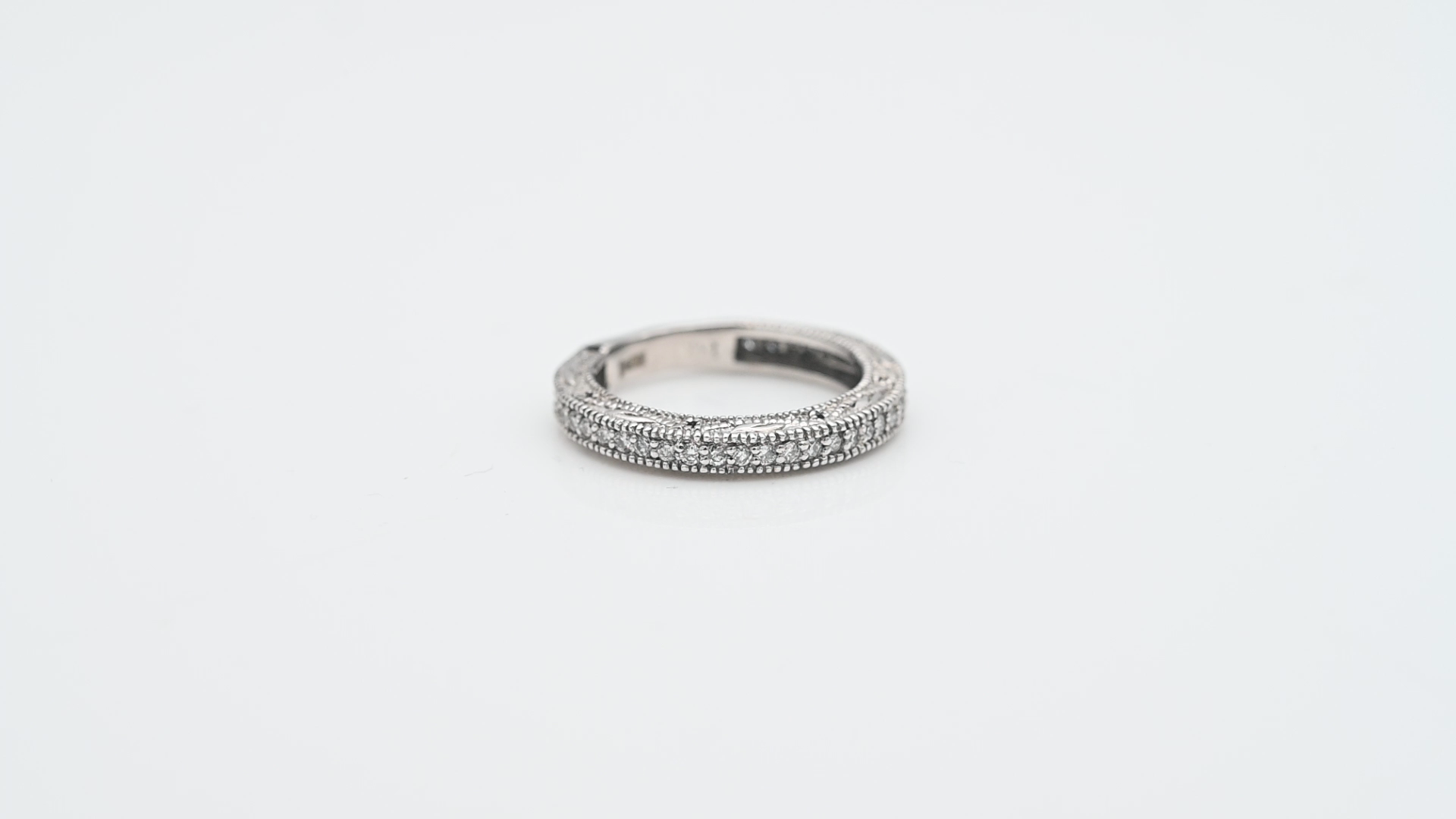 טבעת וינטאג עם פיתוחים בצדדים, איטרנטי משובצת יהלומים - מק"ט 60903, זהב 14K