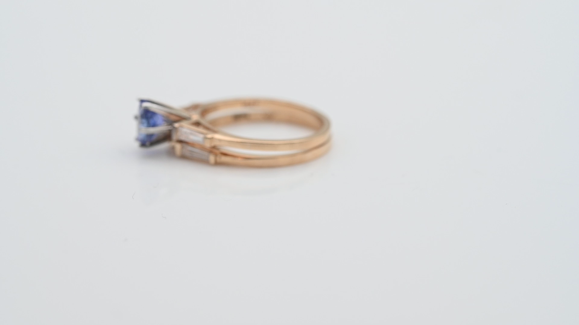 זוג טבעות משתלבות משובצות טנזנייט ויהלומים בחיתוך באגט - מק"ט 60992, זהב 14K