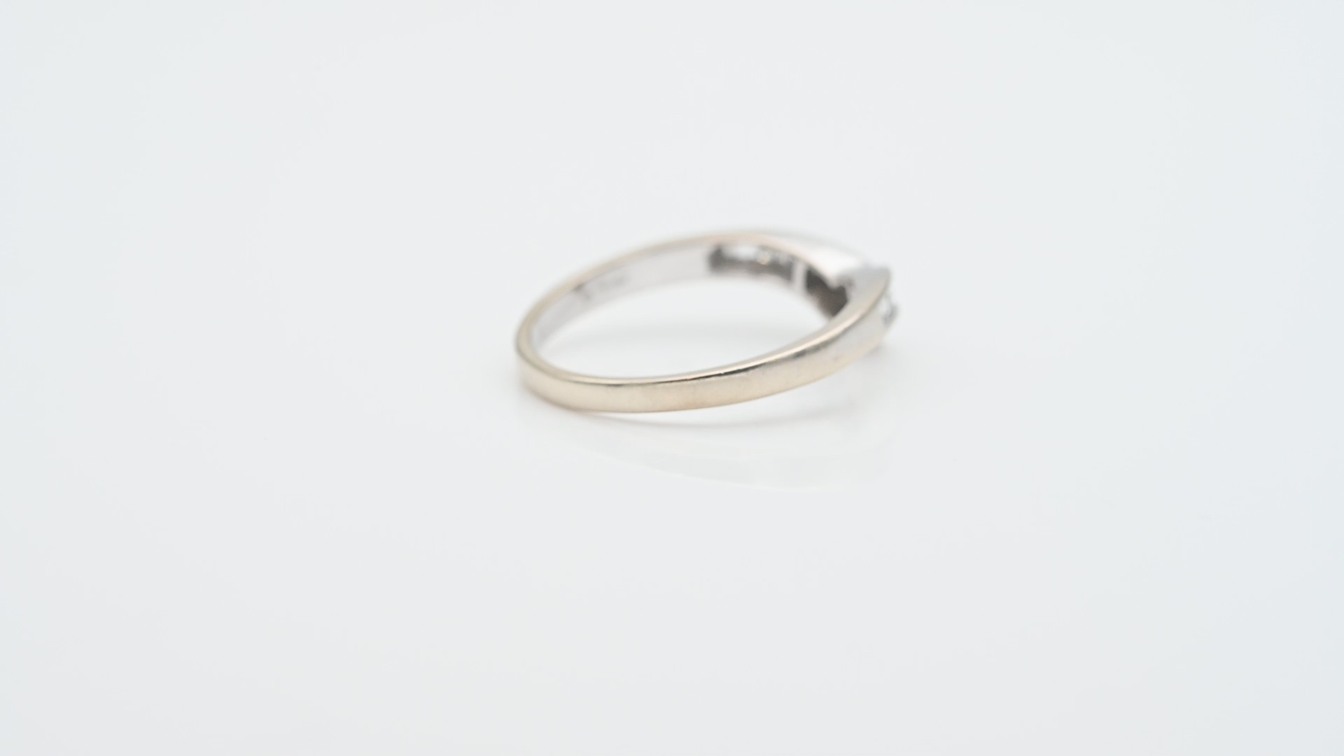 טבעת V משובצת יהלומים בחיתוך בגט ועגול - מק"ט 61066, זהב 10K