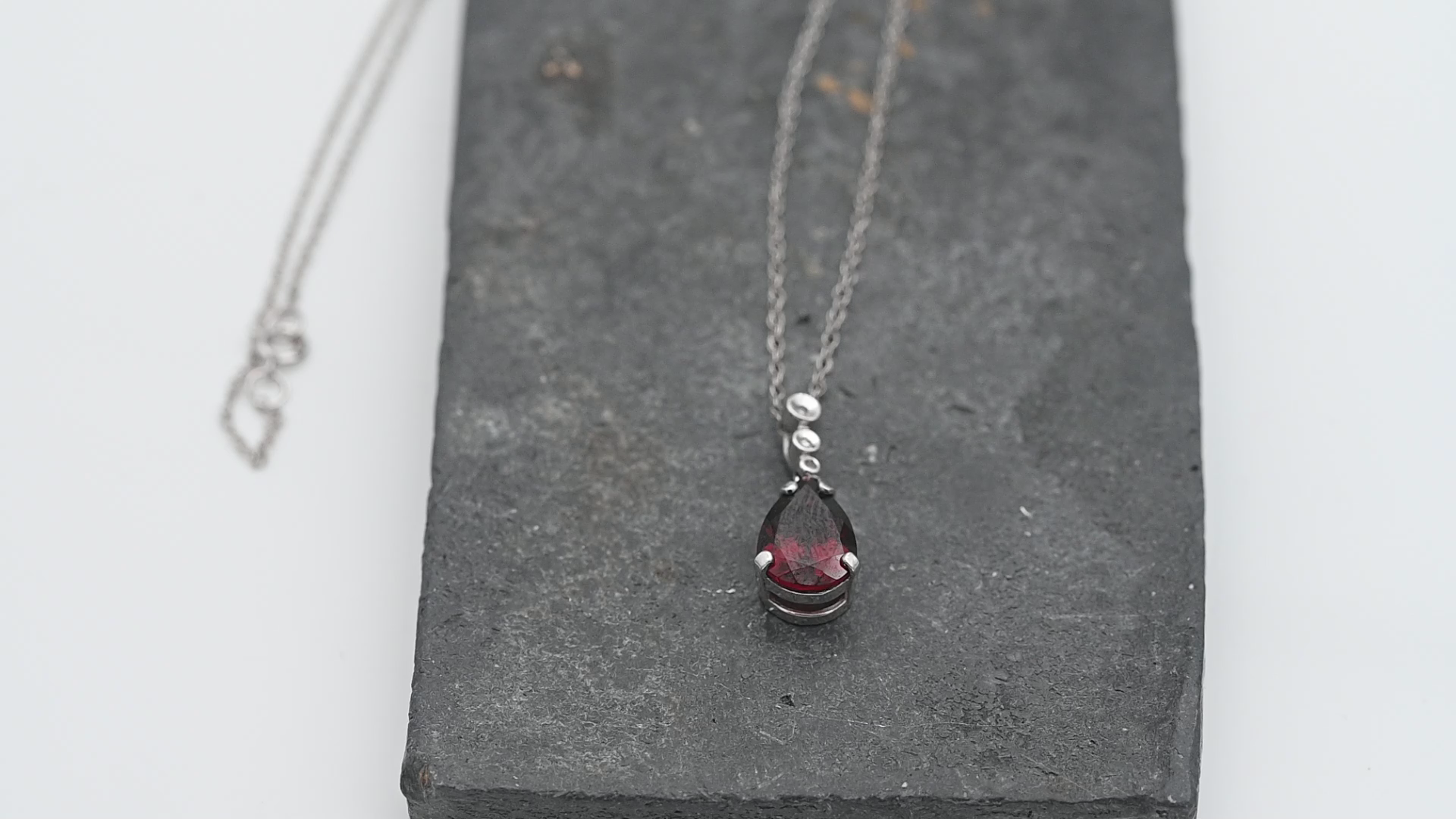 תליון סוליטר משובץ גרנט בחיתוך טיפה ויהלומים, כולל שרשרת עדינה - מק"ט 61119, זהב 14K