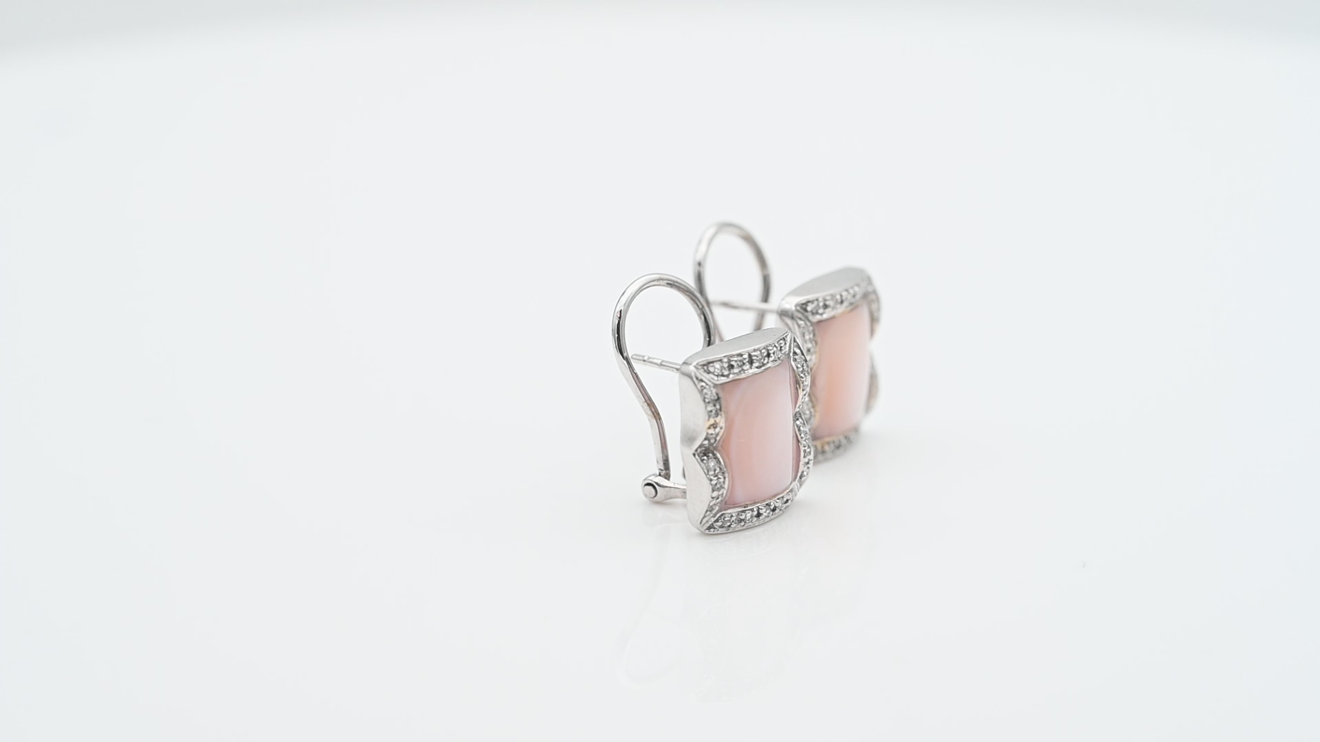 עגילי וינטג' צמודים מלבניים, משובצים אם הפנינה ויהלומים - מק"ט 61128, זהב 14K