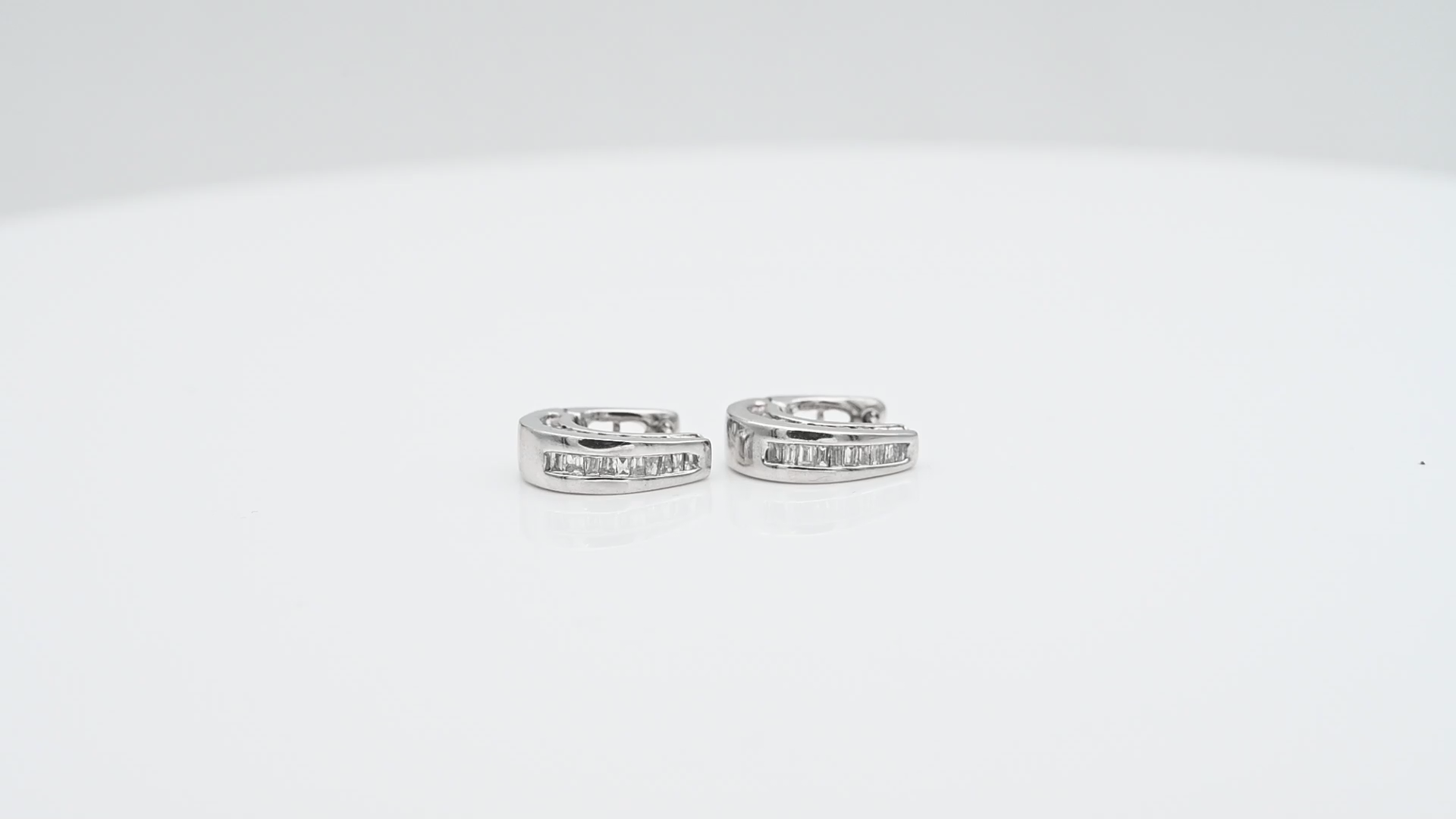 עגילי וינטג' אובליים צמודים, משובצים יהלומים בחיתוך בגט ועגול - מק"ט 61129, זהב 14K