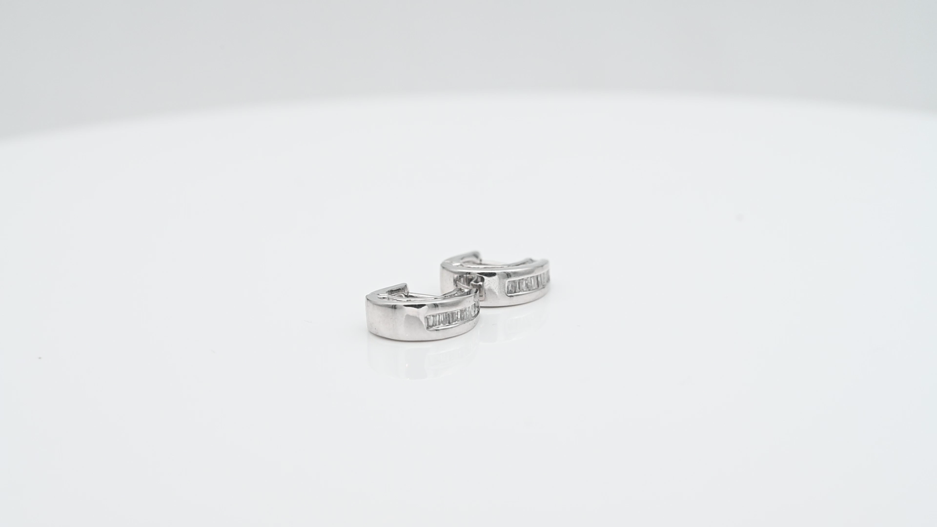 עגילי וינטג' אובליים צמודים, משובצים יהלומים בחיתוך בגט ועגול - מק"ט 61129, זהב 14K