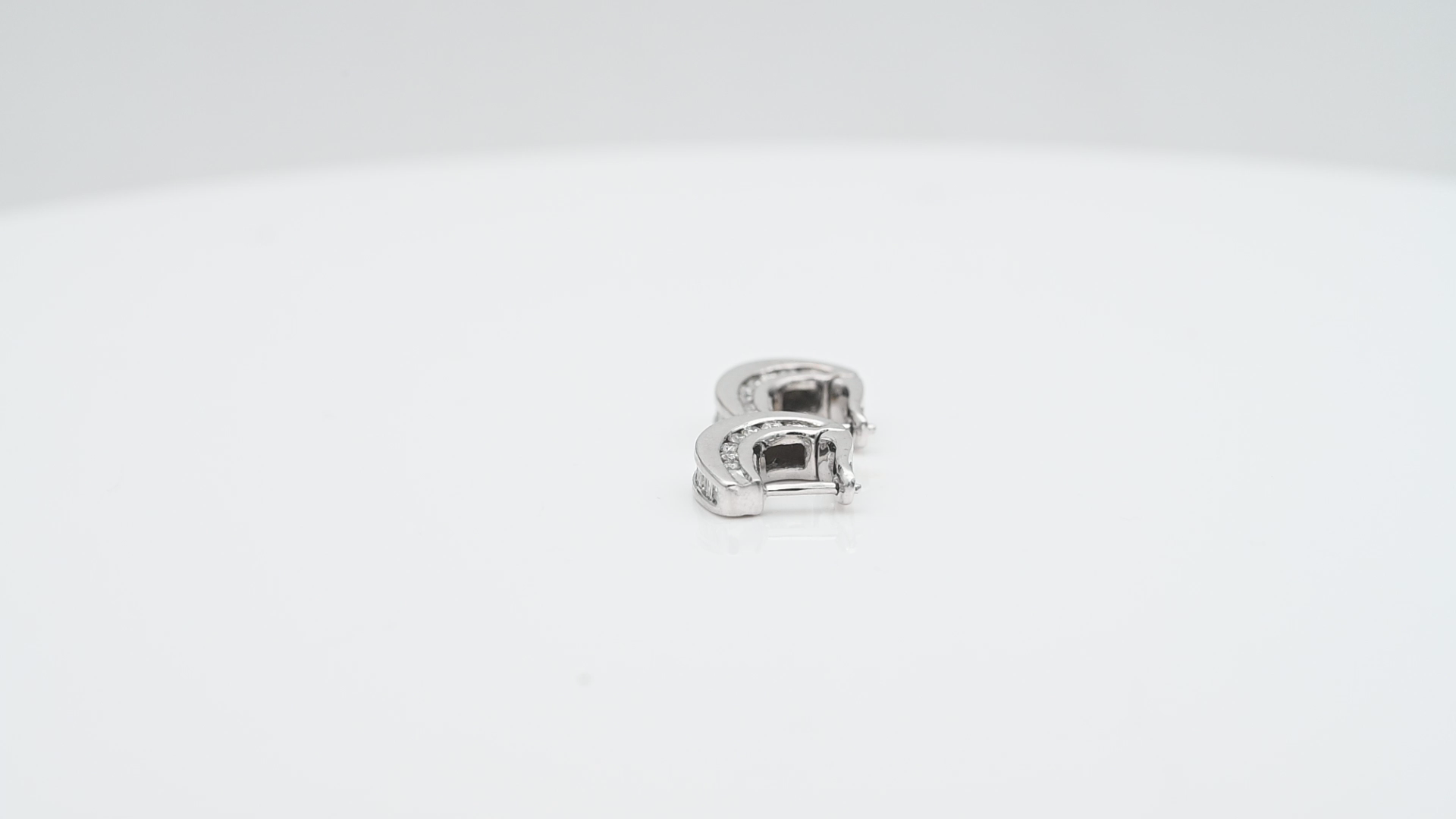 עגילי וינטג' אובליים צמודים, משובצים יהלומים בחיתוך בגט ועגול - מק"ט 61129, זהב 14K