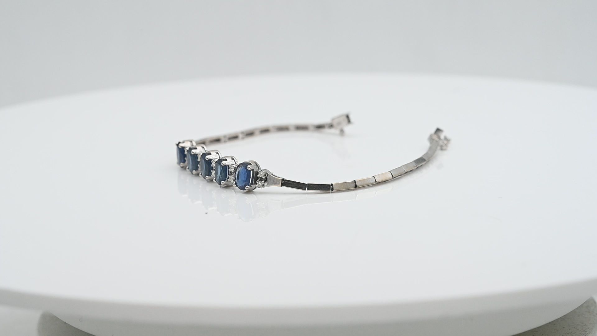 צמיד וינטג' עדין, משובץ אבני ספיר בחיתוך אובלי ויהלומים, ברוחב 7.75 מ"מ - מק"ט 61134, זהב 14K