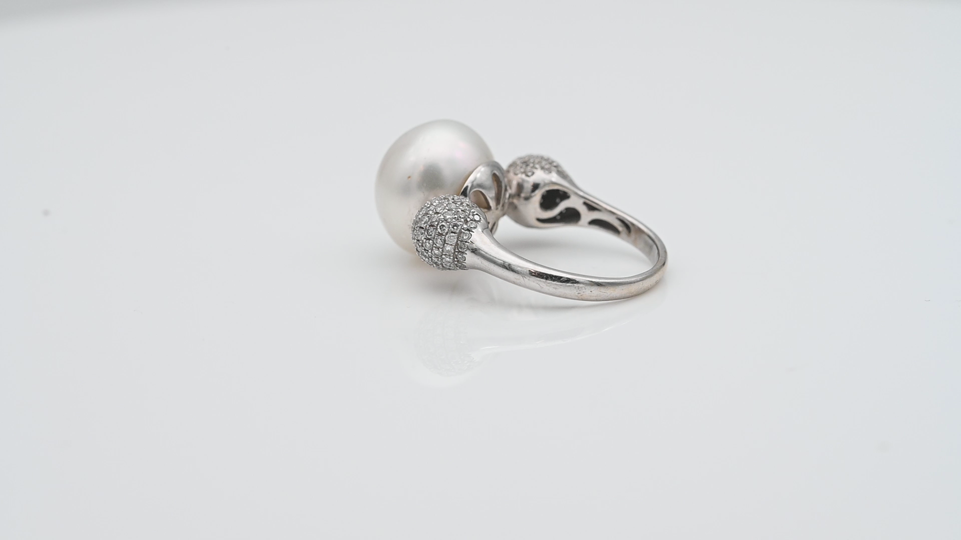 טבעת וינטג' משובצת פנינה בקוטר 1.5 ס"מ ומוטיבי כדורים בצדדים משובצים יהלומים - מק"ט 61142, זהב 18K