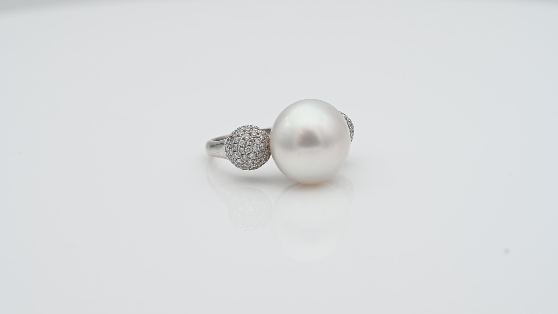 טבעת וינטג' משובצת פנינה בקוטר 1.5 ס"מ ומוטיבי כדורים בצדדים משובצים יהלומים - מק"ט 61142, זהב 18K