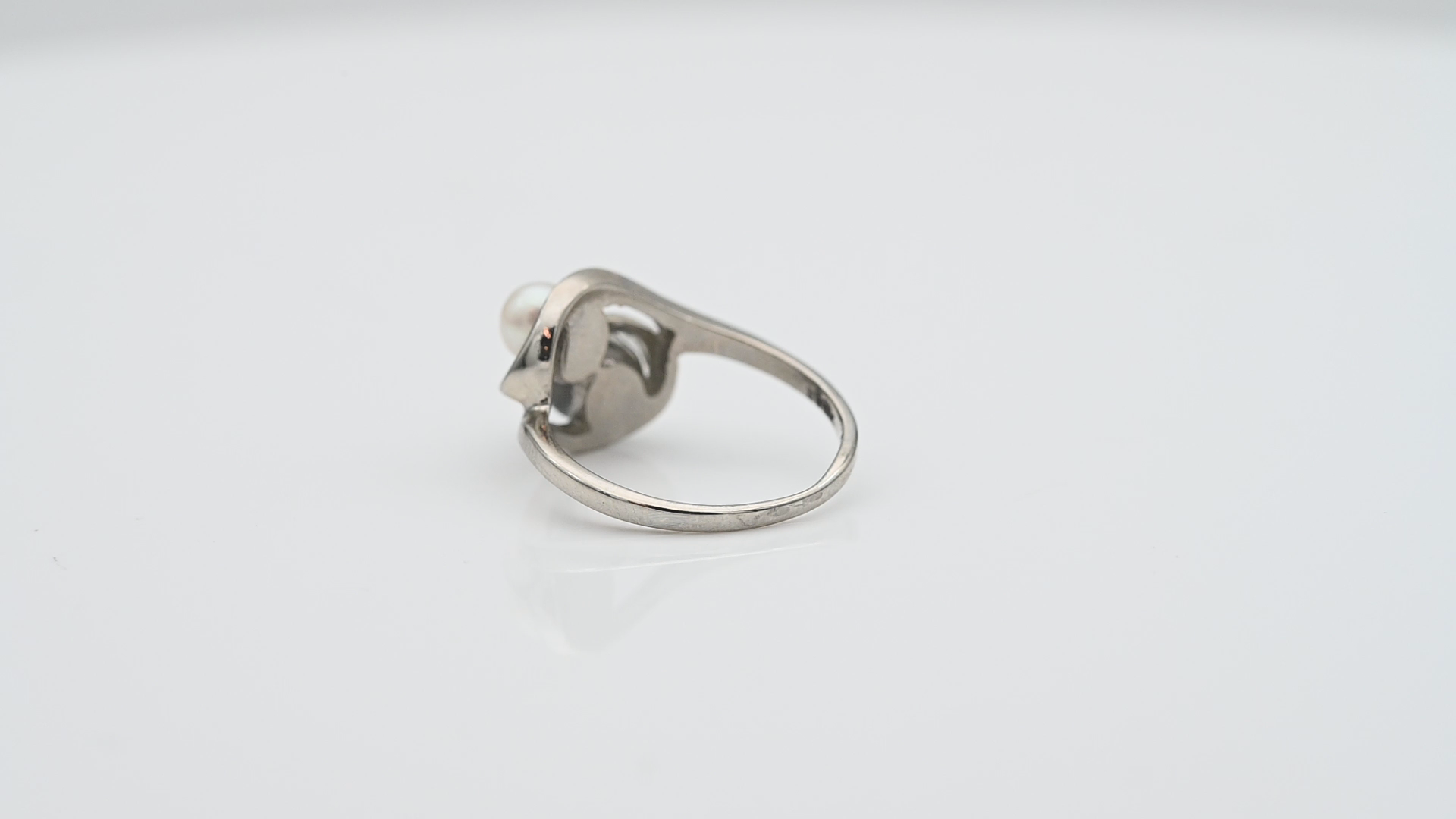 טבעת וינטאג משובצת פנינה לבנה ופנינה שחורה - מק"ט 61178, זהב 10K