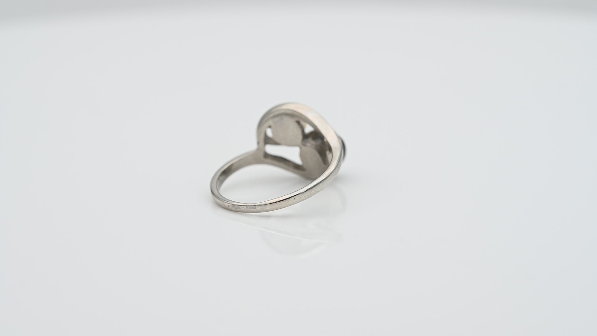 טבעת וינטאג משובצת פנינה לבנה ופנינה שחורה - מק"ט 61178, זהב 10K