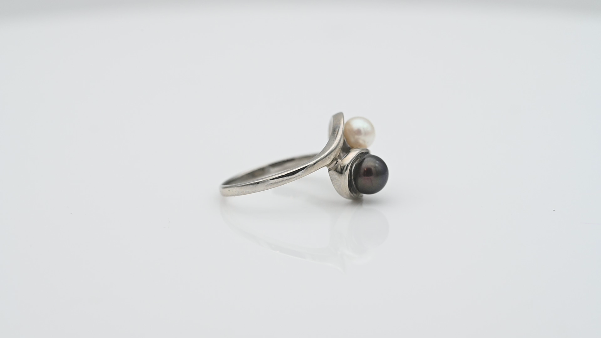 טבעת וינטאג משובצת פנינה לבנה ופנינה שחורה - מק"ט 61178, זהב 10K