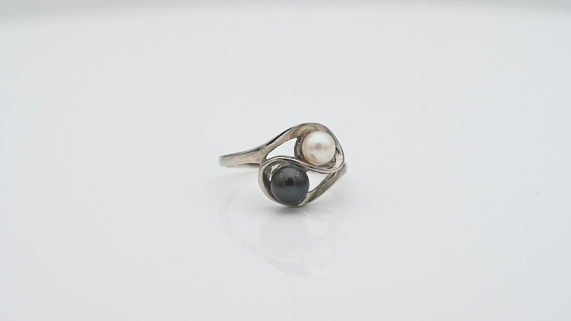 טבעת וינטאג משובצת פנינה לבנה ופנינה שחורה - מק"ט 61178, זהב 10K