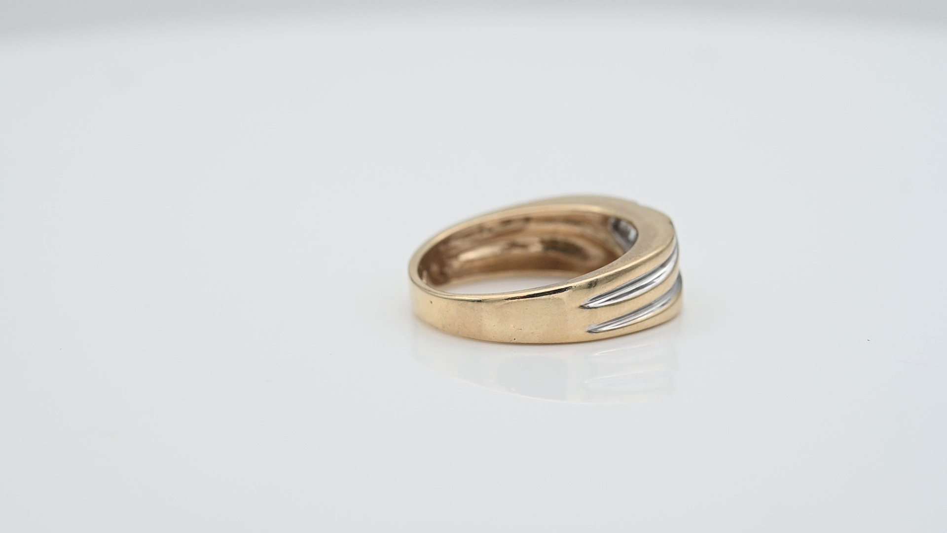 טבעת וינטאג רחבה משובצת יהלומים בחיתוך באגט, מידה גדולה - מק"ט 61182, זהב 10K