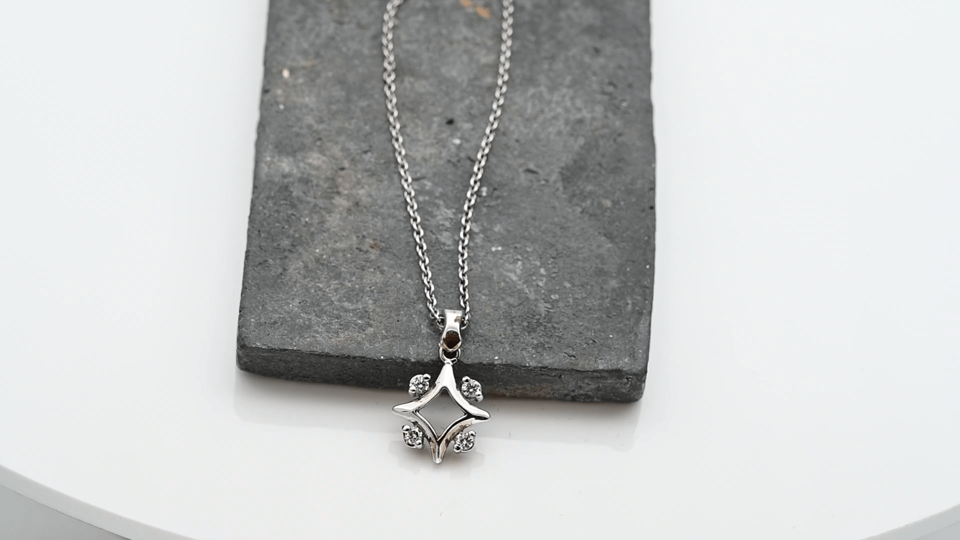 תליון זהב ויהלומים מספר 6779