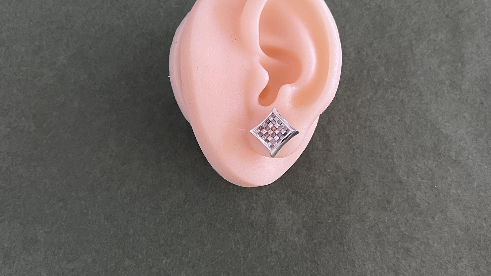 עגילים משובצים יהלומים כתומים ולבנים - מקט 8276