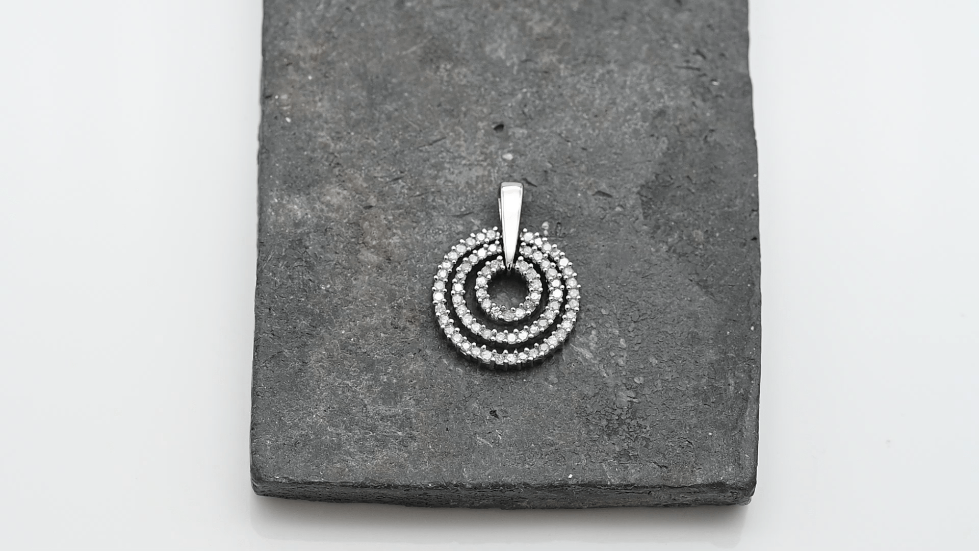 תליון זהב ויהלומים בקוטר 1.6 ס"מ - מספר 8645