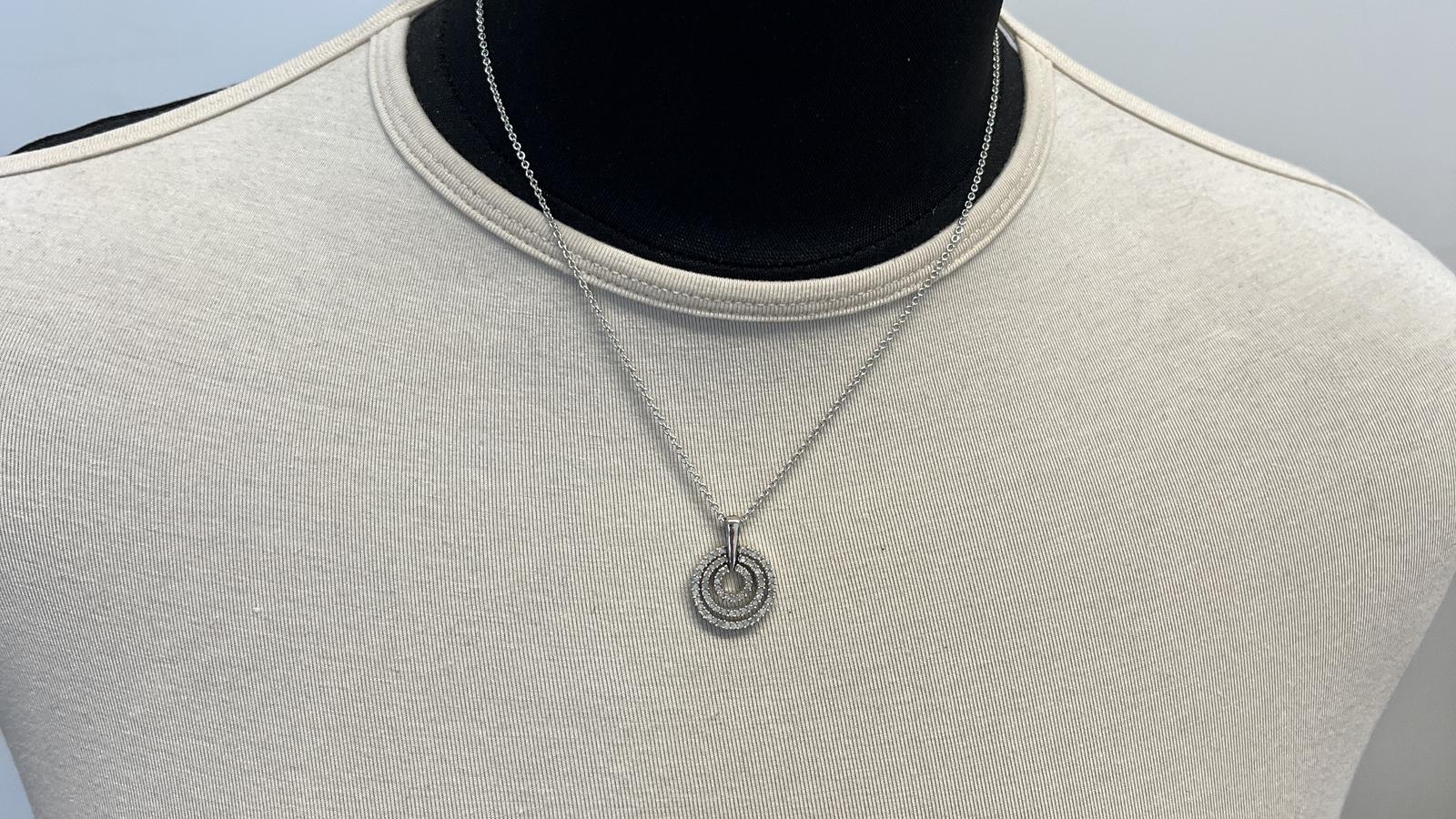 תליון זהב ויהלומים בקוטר 1.6 ס"מ - מספר 8645