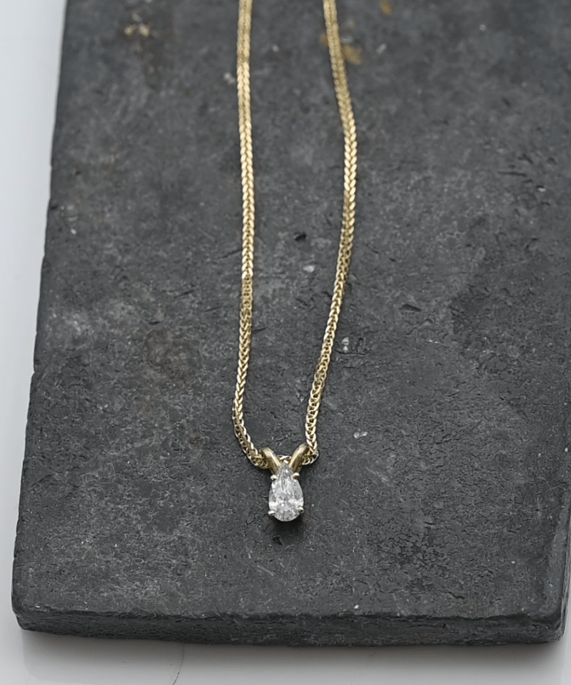 תליון סוליטר משובץ יהלום בחיתוך טיפה, זהב 14K, תליון כולל שרשרת - מק"ט 13029