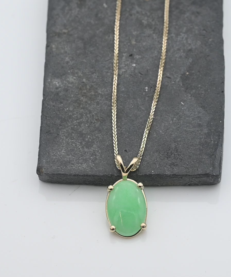 תליון סוליטר משובץ אבן ג'ייד ירוקה במשקל 6.24 קראט, כולל שרשרת - מק"ט 15351, זהב 14K