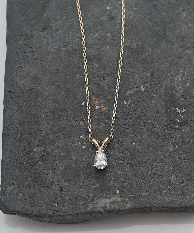 תליון סוליטר משובץ יהלום בחיתוך טיפה, כולל שרשרת - מק"ט 15361, זהב 14K