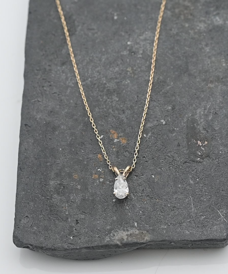 תליון סוליטר משובץ יהלום בחיתוך טיפה, כולל שרשרת - מק"ט 15362, זהב 14K