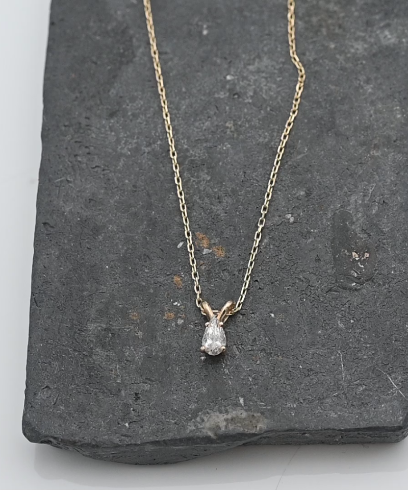 תליון סוליטר משובץ יהלום בחיתוך טיפה, כולל שרשרת - מק"ט 15363, זהב 14K