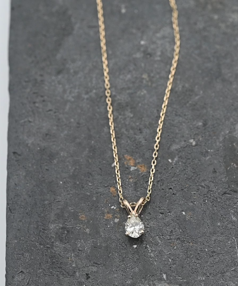 תליון סוליטר משובץ יהלום בחיתוך טיפה, כולל שרשרת - מק"ט 15367, זהב 14K