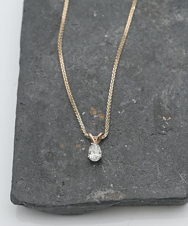 תליון סוליטר משובץ יהלום בחיתוך טיפה, כולל שרשרת - מק"ט 15369, זהב 14K