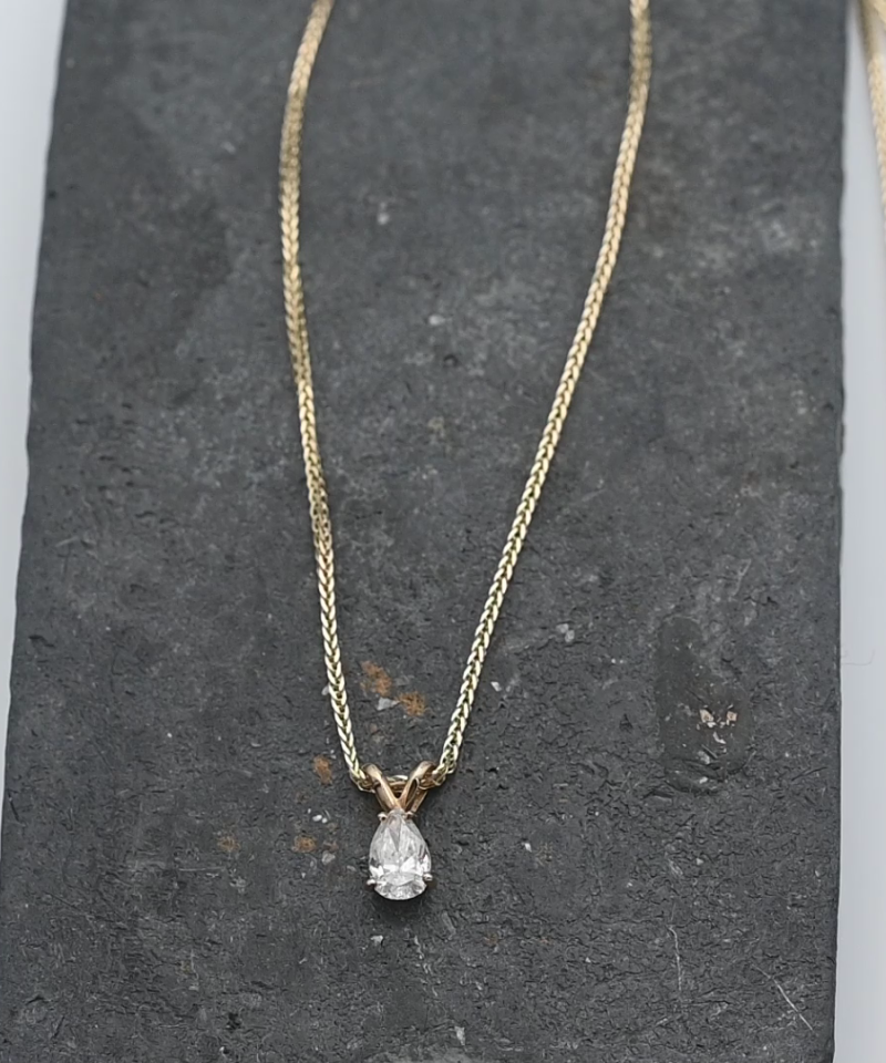 תליון סוליטר משובץ יהלום בחיתוך טיפה, כולל שרשרת - מק"ט 15370, זהב 14K