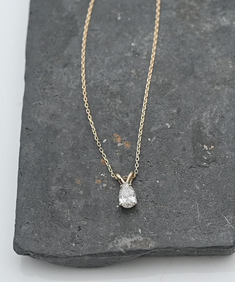 תליון סוליטר משובץ יהלום בחיתוך טיפה, כולל שרשרת - מק"ט 15371, זהב 14K