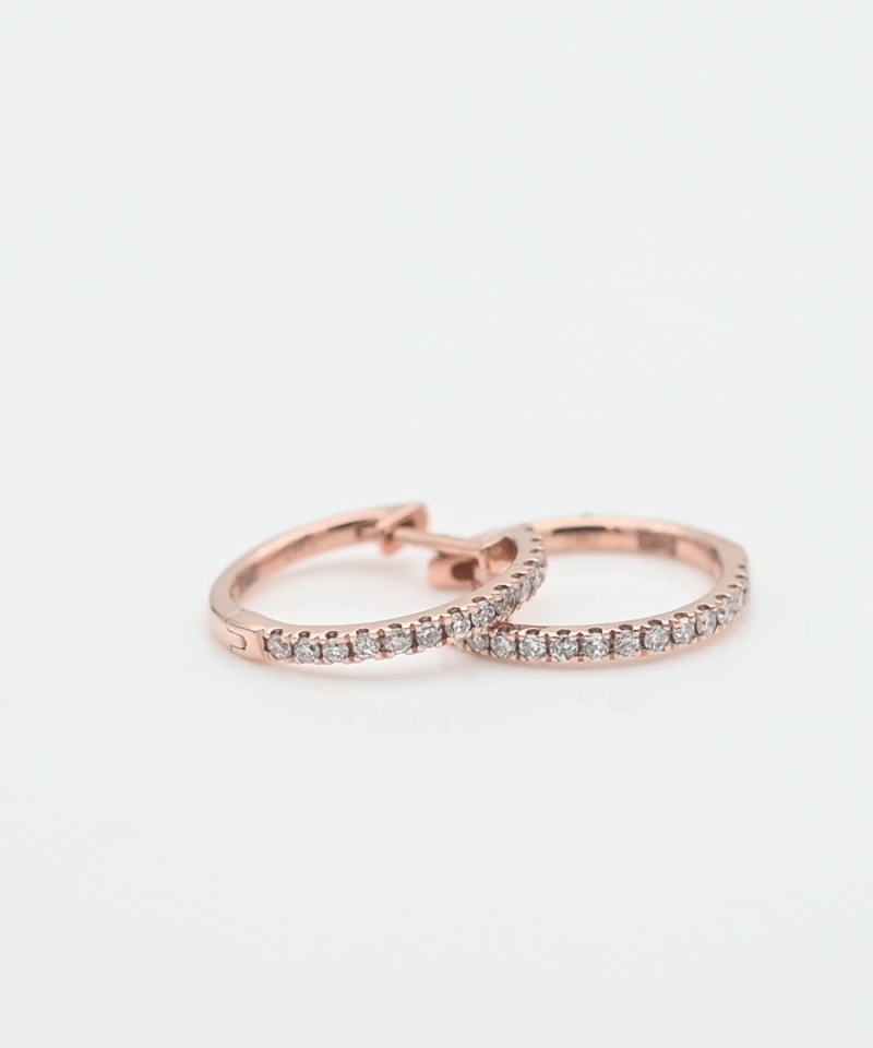 עגילי חישוק עדינים משובצים יהלומים, בקוטר 1.5 ס"מ - מק"ט 61230, זהב 14K