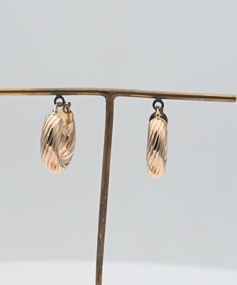 עגילי חישוק עם דוגמת פסים בקוטר 2 ס"מ ובעובי 5.9 מ"מ - מק"ט 15424, זהב 14K