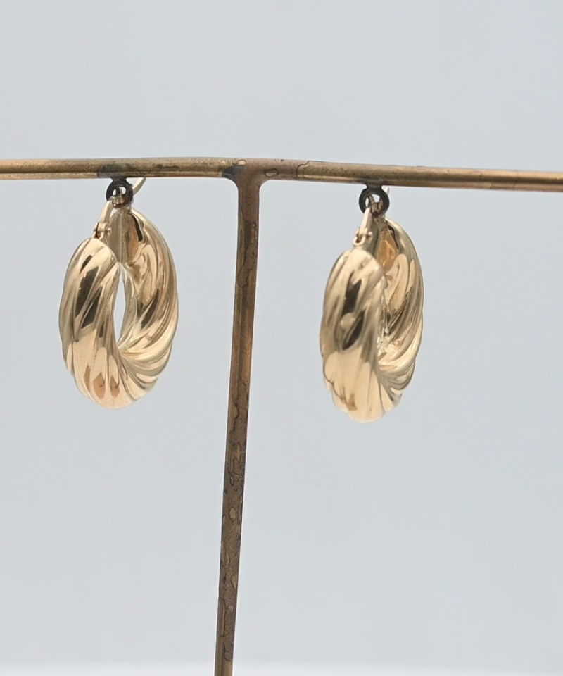 עגילי חישוק עם דוגמת פסים בקוטר 2.5 ס"מ ובעובי 6.75 מ"מ - מק"ט 15426, זהב 14K