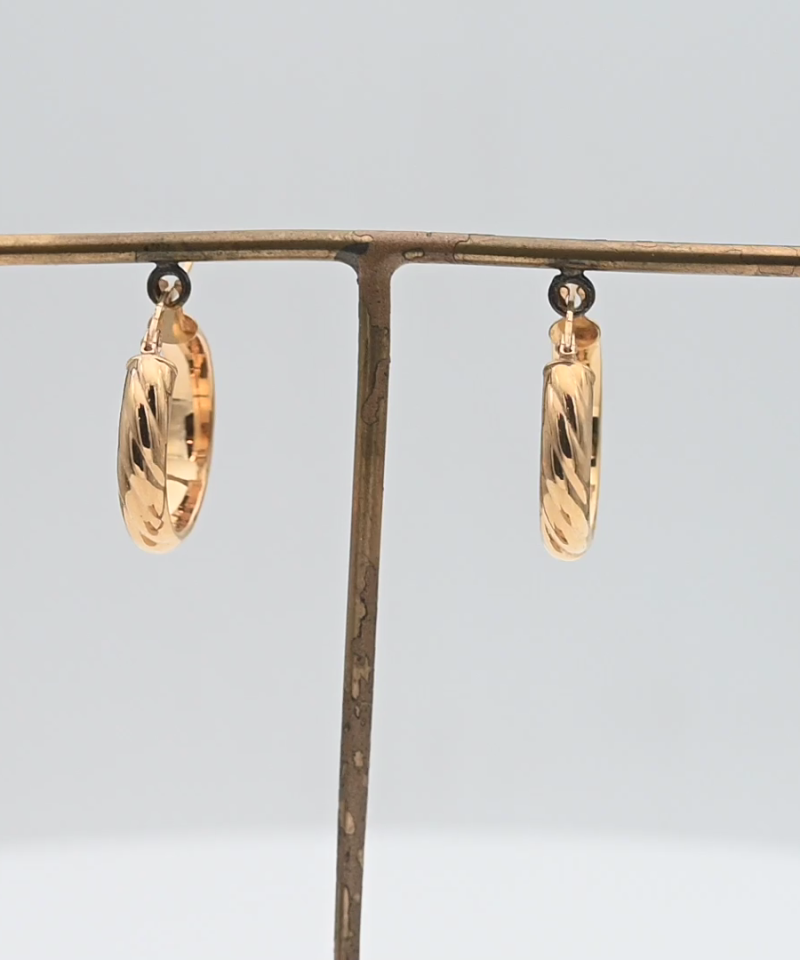 עגילי חישוק עם דוגמת פסים בקוטר 2 ס"מ ובעובי 3.85 מ"מ - מק"ט 15438, זהב 14K