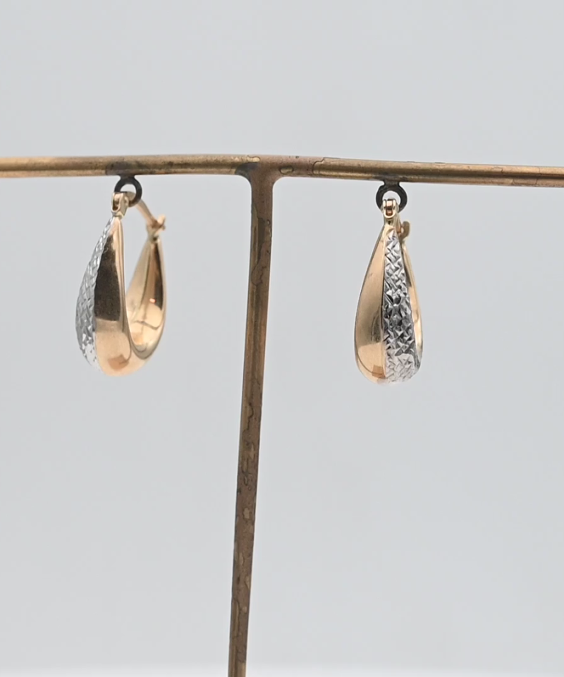 עגילים תלויים, חצי עם חיתוכי לייזר, ברוחב 7 מ"מ - מק"ט 15443, זהב 14K